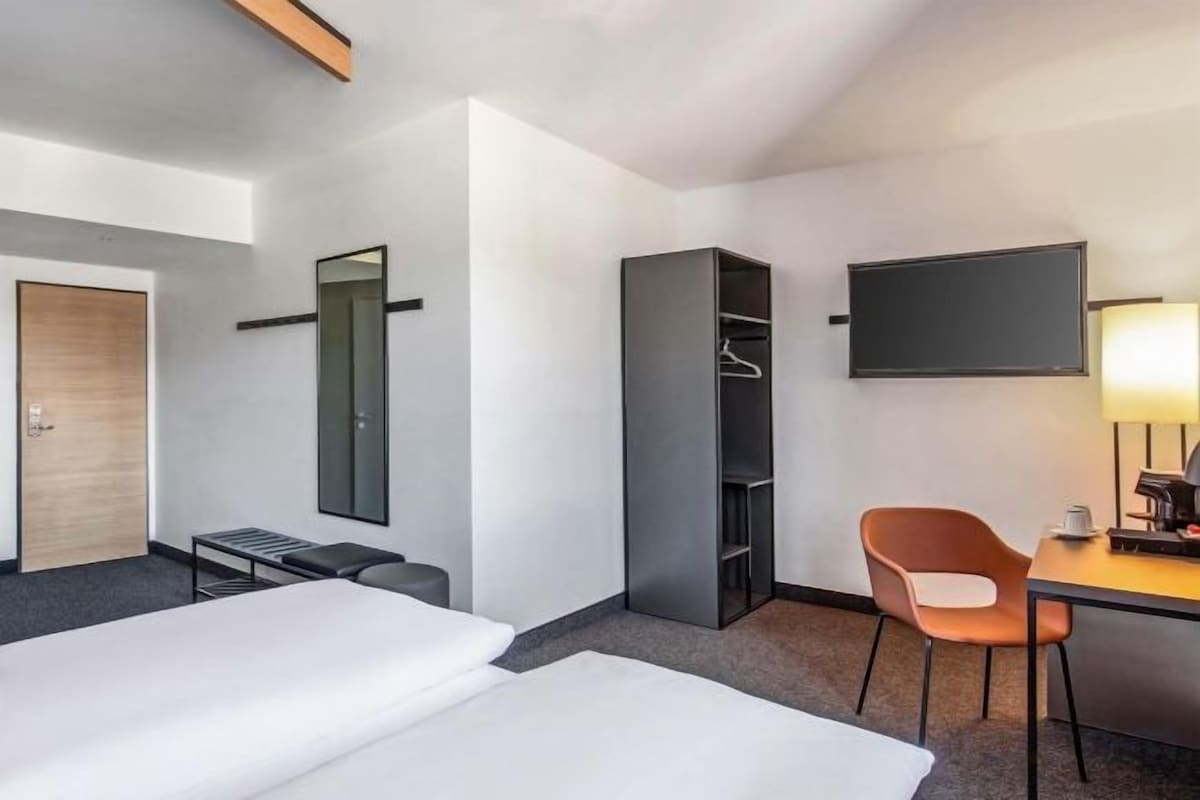 Hypo-allergenic bedding, desk, soundproofing, free WiFi