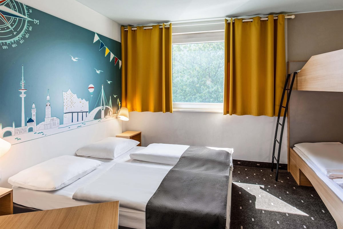 Familien-Vierbettzimmer | Allergikerbettwaren, Schreibtisch, schallisolierte Zimmer