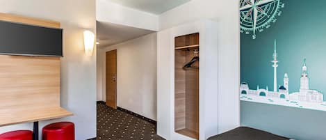 Hypo-allergenic bedding, desk, soundproofing, free WiFi