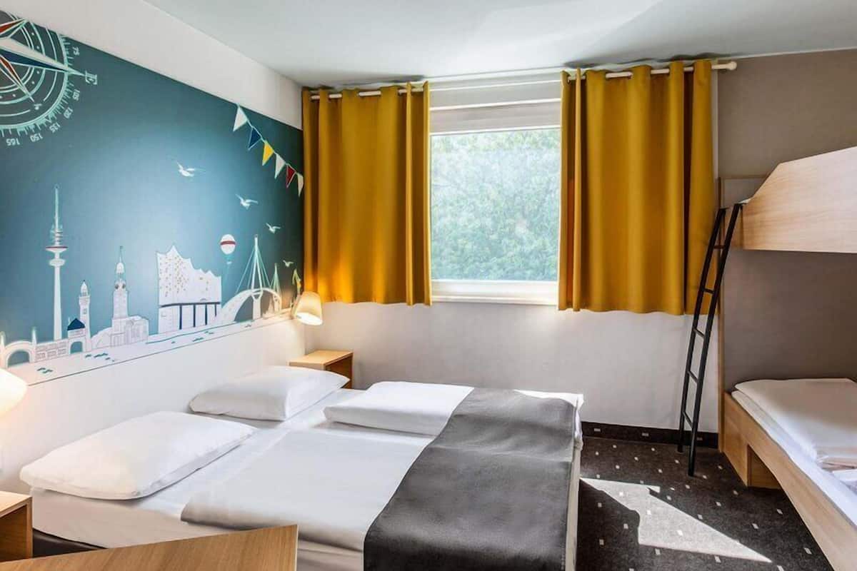 Family Quadruple Room | Hypo-allergenic bedding, desk, soundproofing, free WiFi