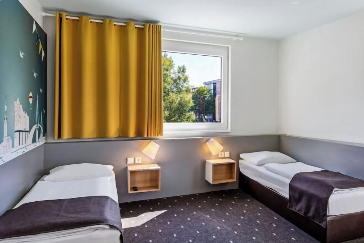 Hypo-allergenic bedding available, desk, soundproofing, WiFi (free)