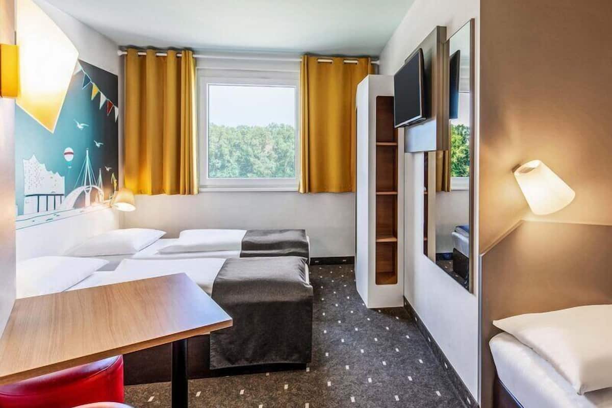 Triple Room | Hypo-allergenic bedding, desk, soundproofing, free WiFi