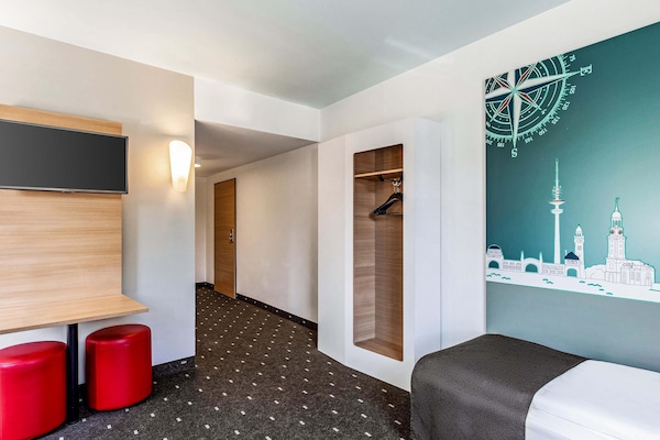 Hypo-allergenic bedding, desk, soundproofing, free WiFi