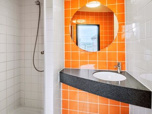Shower, hair dryer, towels - B&B Hotel Frankfurt-Hbf (Frankfurt)