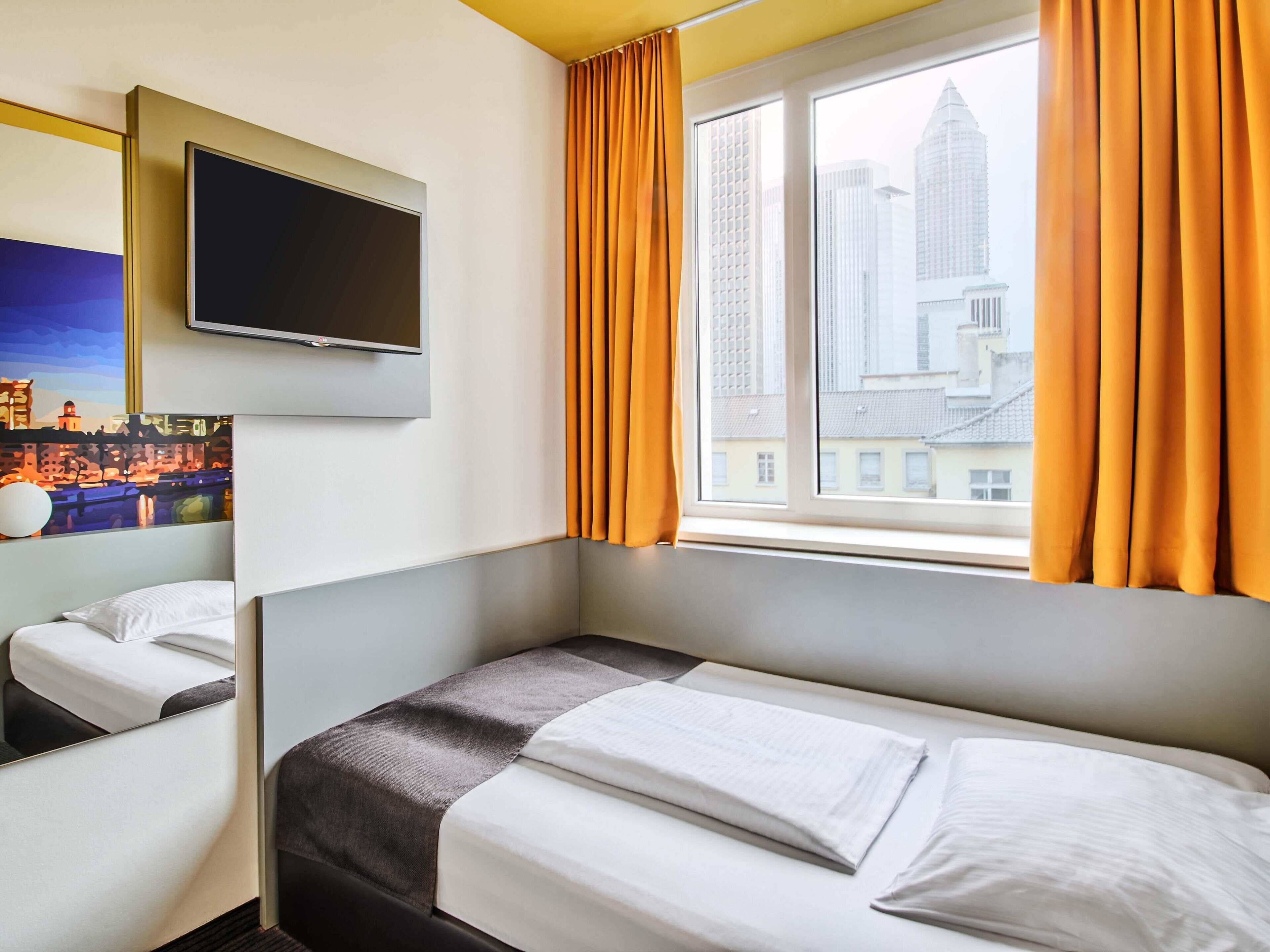 Single Room | Hypo-allergenic bedding, desk, soundproofing, free WiFi