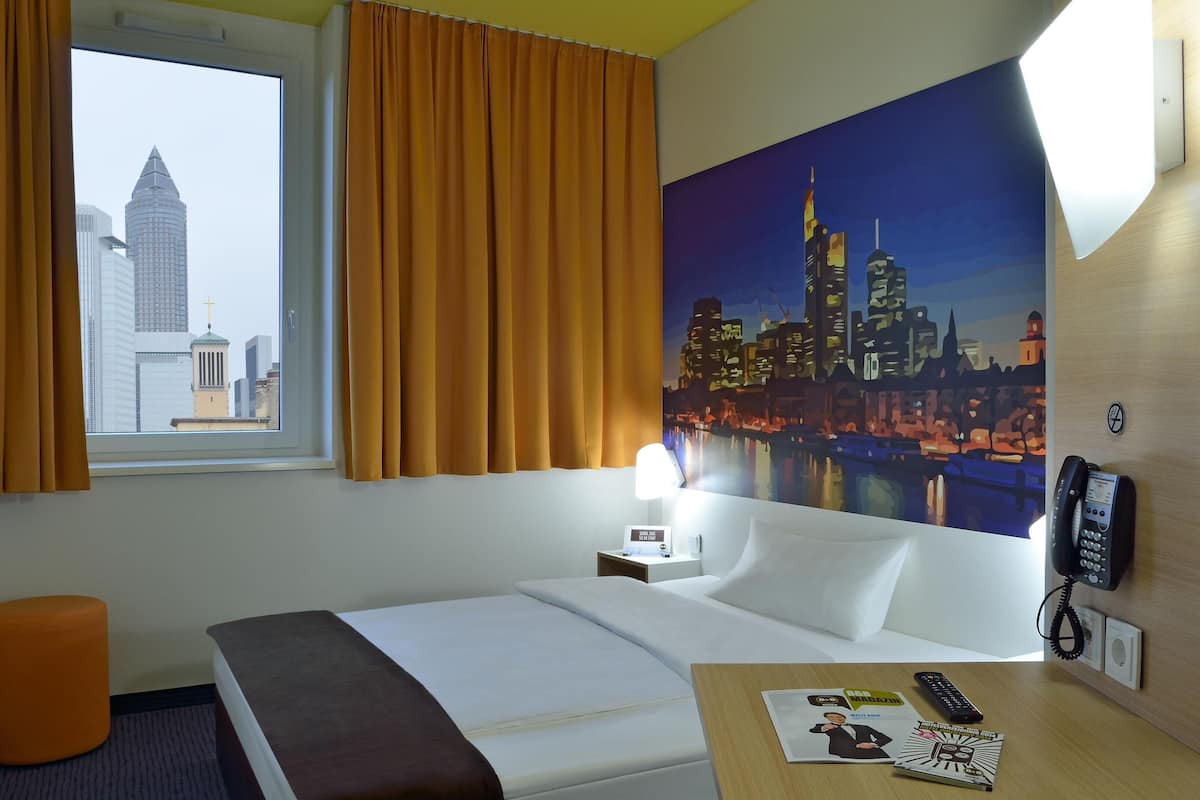 Allergikerbettwaren, Schreibtisch, schallisolierte Zimmer