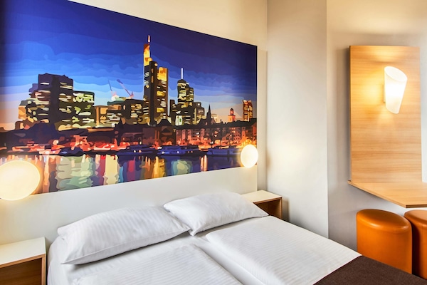 Hypo-allergenic bedding, desk, soundproofing, free WiFi