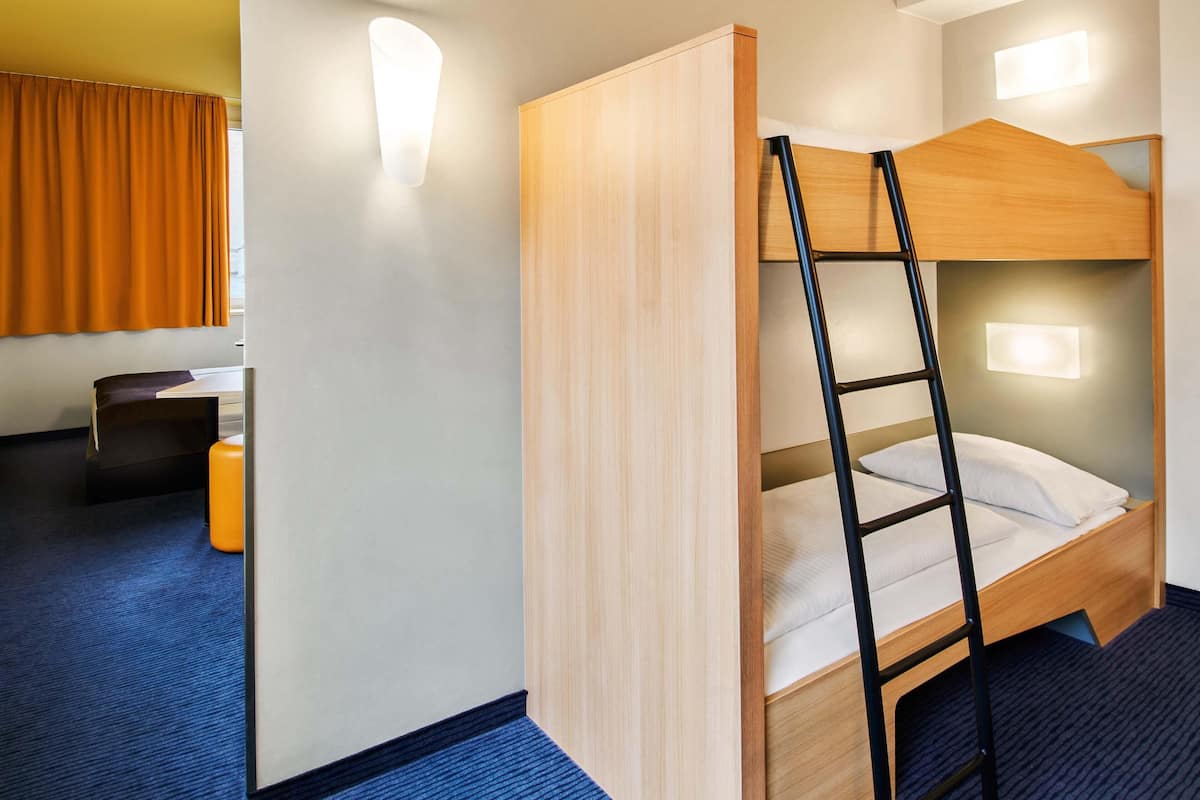 Quadruple Room | Hypo-allergenic bedding, desk, soundproofing, free WiFi