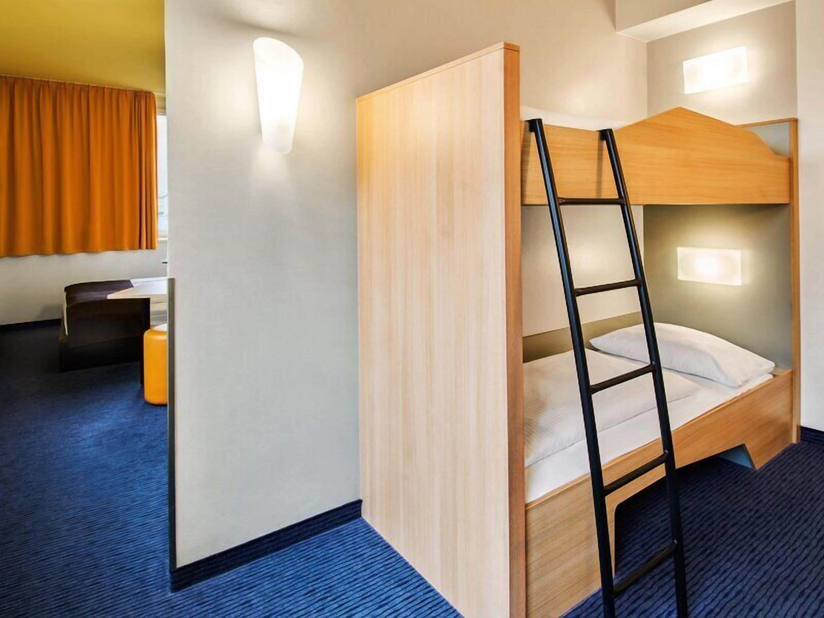 Vierbettzimmer | Allergikerbettwaren, Schreibtisch, schallisolierte Zimmer