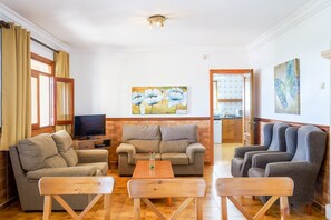 Fernseher, Tischtennisplatte, Stereoanlage