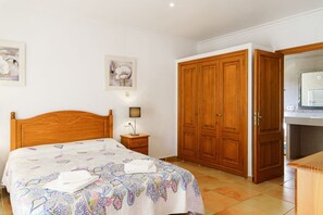 5 Schlafzimmer, Bügeleisen/Bügelbrett, Internetzugang