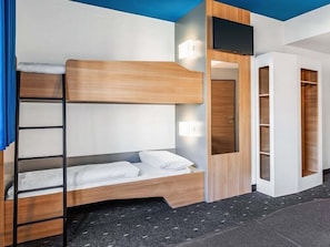Quadruple Room | Hypo-allergenic bedding, desk, free WiFi, bed sheets - B&B Hotel Hamburg City-Ost (Hamburg)