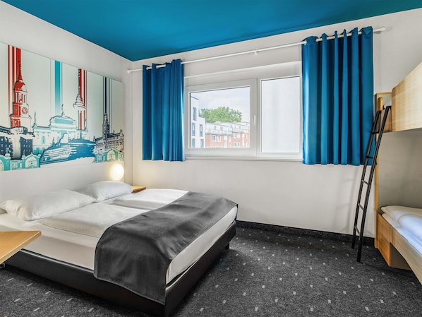 Vierbettzimmer | Allergikerbettwaren, Schreibtisch, kostenloses WLAN, BettwÀsche