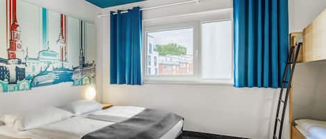 Hypo-allergenic bedding, desk, free WiFi, bed sheets