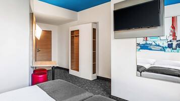 Twin Room | Hypo-allergenic bedding, desk, free WiFi, bed sheets