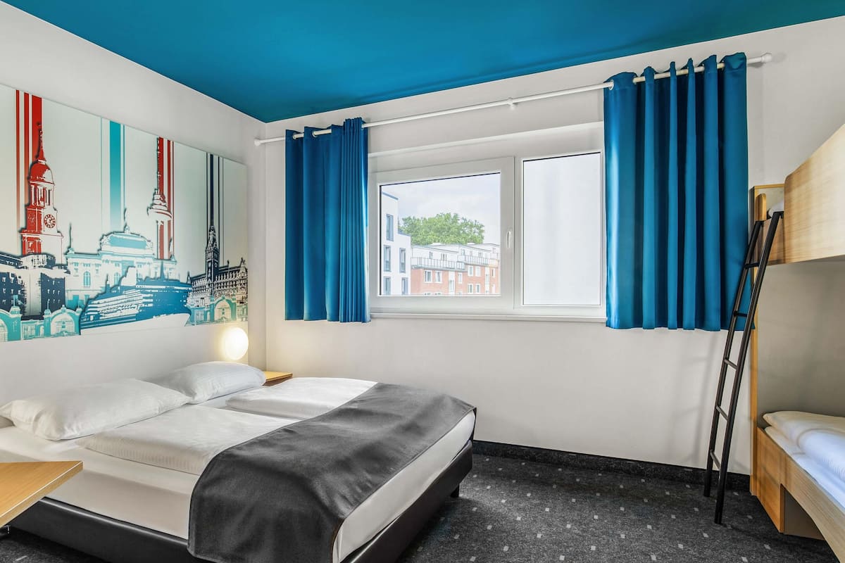 Vierpersoonskamer | Hypoallergeen beddengoed, een bureau, gratis wifi, beddengoed