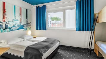 Quadruple Room | Hypo-allergenic bedding available, desk, WiFi (free), bed sheets