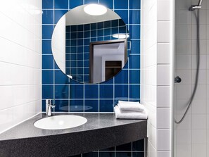 Buồng tắm vòi sen, máy sấy tóc, khăn tắm 