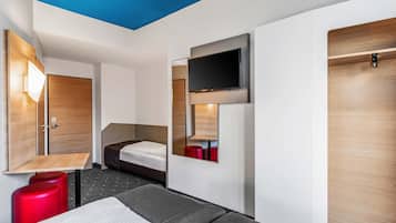 Hypo-allergenic bedding, desk, free WiFi, bed sheets