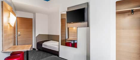 Hypo-allergenic bedding, desk, free WiFi, bed sheets