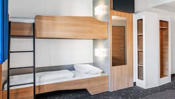 Una cama litera con escalera, un televisor montado en la pared y un armario con puertas espejadas.