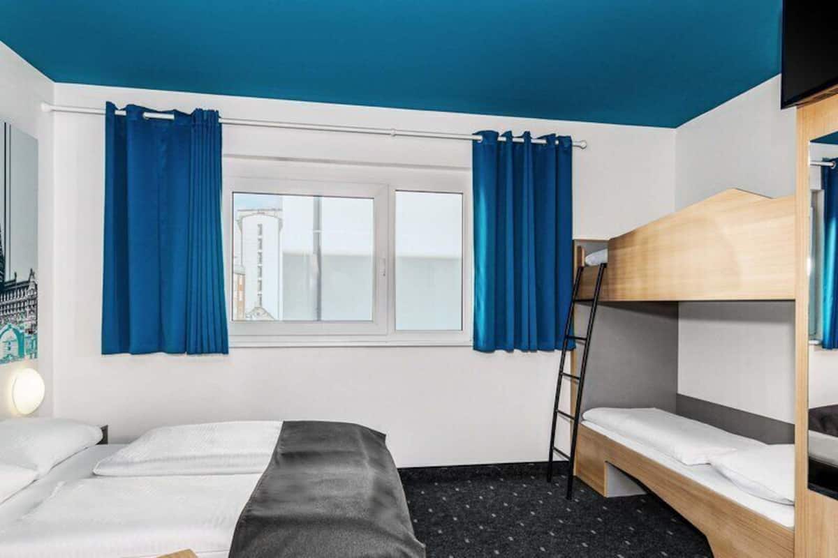 Quadruple Room | Hypo-allergenic bedding, desk, free WiFi, bed sheets
