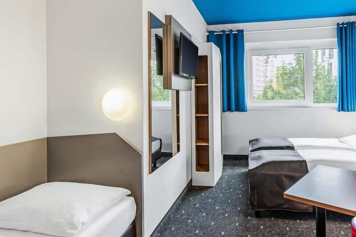 Triple Room | Hypo-allergenic bedding, desk, free WiFi, bed sheets