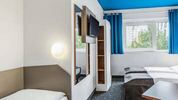 Triple Room | Hypo-allergenic bedding, desk, free WiFi, bed sheets