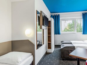 Triple Room | Hypo-allergenic bedding, desk, free WiFi, bed sheets - B&B Hotel Hamburg City-Ost (Hamburg)