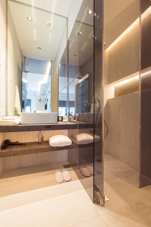 Douche, sèche-cheveux, serviettes fournies, savon