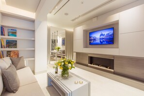 TV, fireplace, books, stereo - SWA II Athens - Sleeping & Working Apartment II (Menemeni)