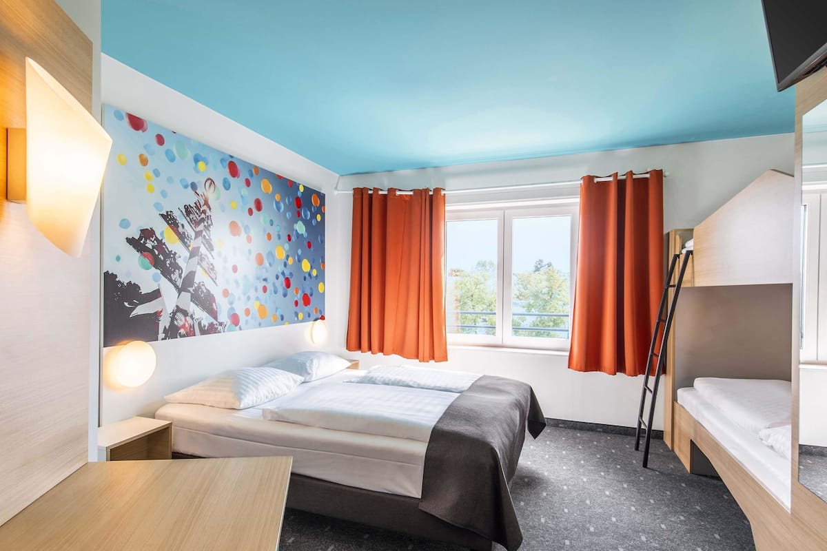 Quadruple Room | Hypo-allergenic bedding, desk, soundproofing, free WiFi