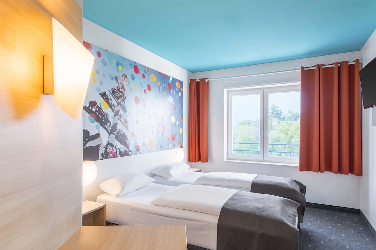 Habitación con 2 camas individuales | Ropa de cama hipoalergénica, escritorio, insonorización y wifi gratis