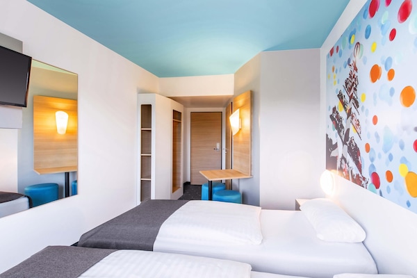 Hypo-allergenic bedding, desk, soundproofing, free WiFi