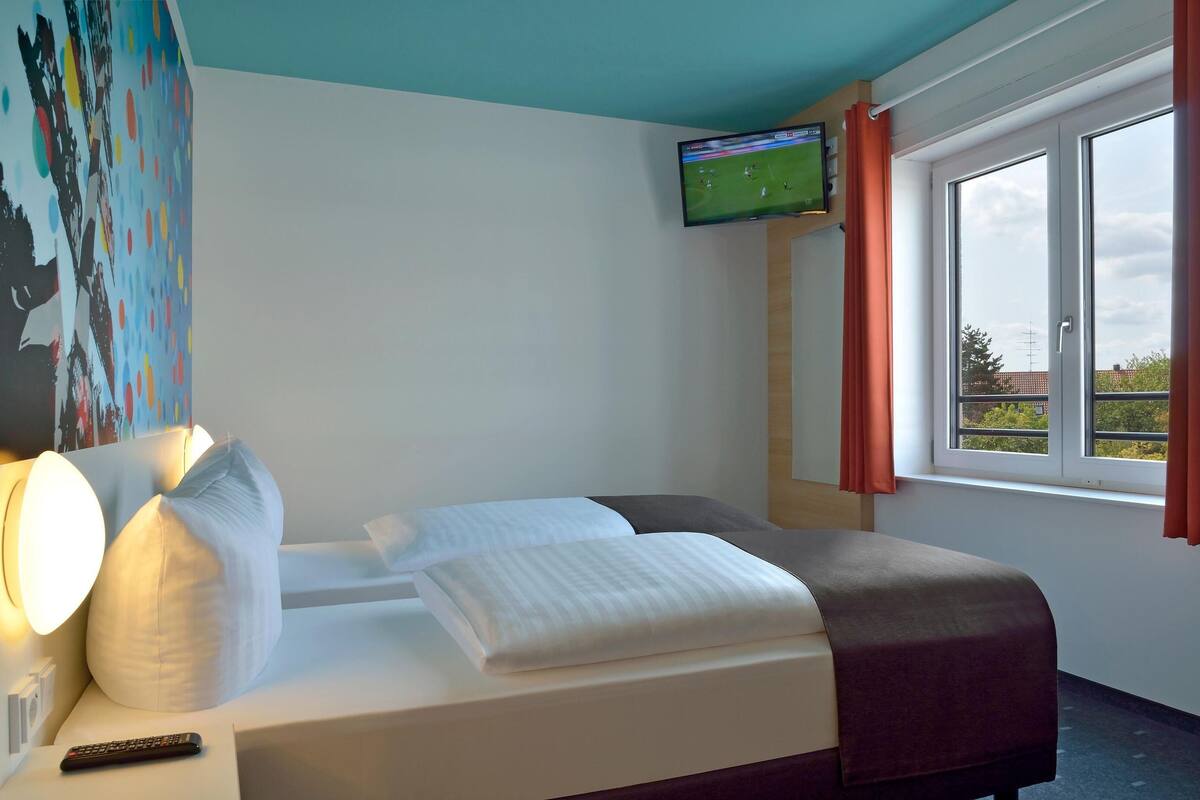 Hypo-allergenic bedding, desk, soundproofing, free WiFi