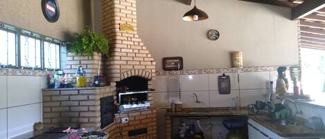 Fridge, microwave, stovetop, cookware/dishes/utensils