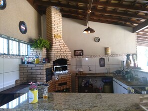 Refrigerador, microondas, parrilla de estufa y utensilios de cocina