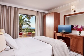 Escritorio, wifi gratis y ropa de cama