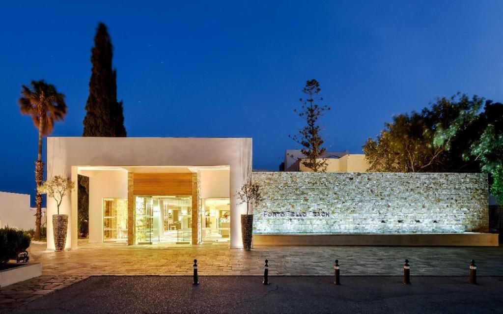 Un edificio moderno con facciata in pietra e ingresso ben illuminato.