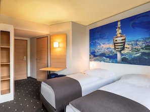 Twin Room | Peralatan tempat tidur hipoalergenik, meja, kalis bunyi, Wi-fi percuma