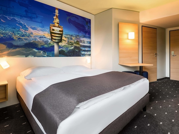 Hypo-allergenic bedding, desk, soundproofing, free WiFi