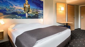 Hypo-allergenic bedding, desk, soundproofing, free WiFi