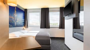 Family Room | Hypo-allergenic bedding, desk, soundproofing, free WiFi