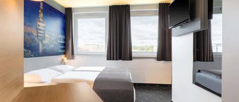 Hypo-allergenic bedding, desk, soundproofing, free WiFi