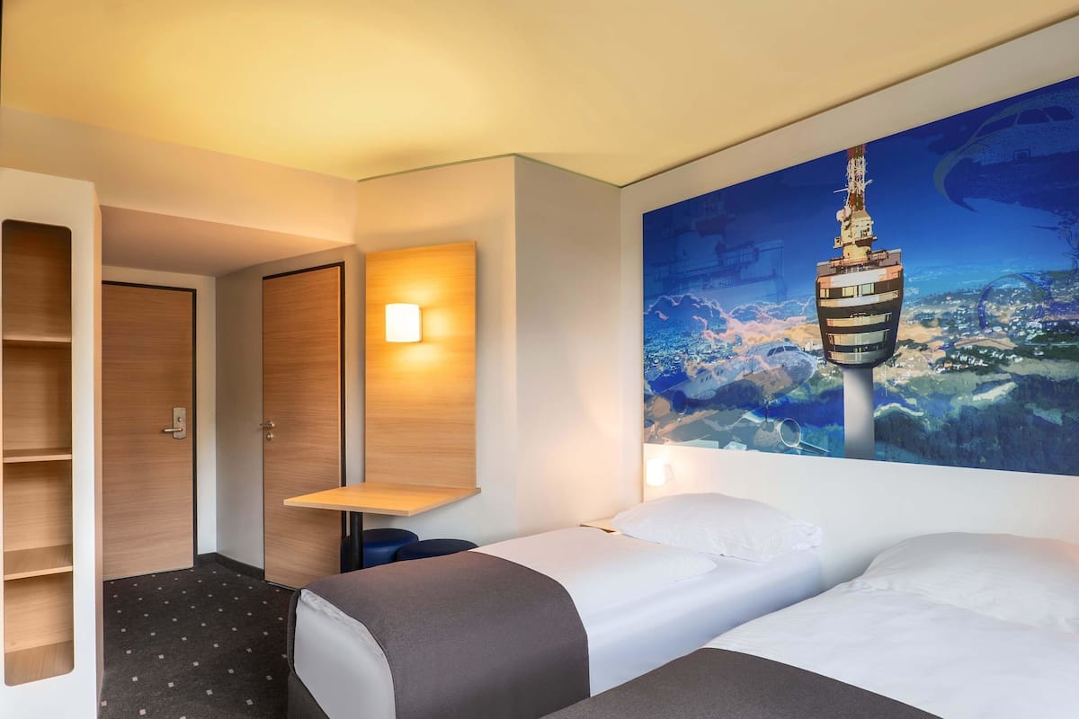 Camera con 2 letti singoli | Biancheria da letto ipoallergenica, una scrivania, insonorizzazione