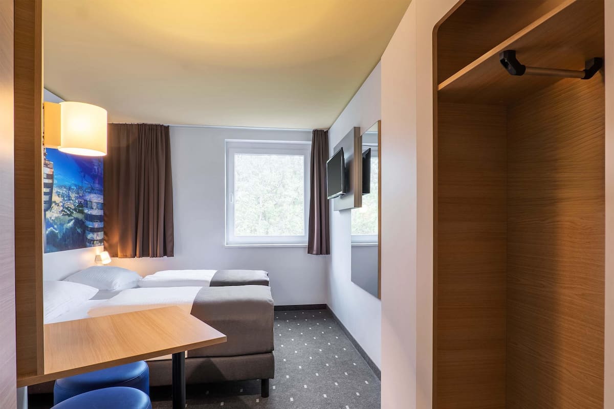 Twin Room | Peralatan tempat tidur hipoalergenik, meja, kalis bunyi, Wi-fi percuma