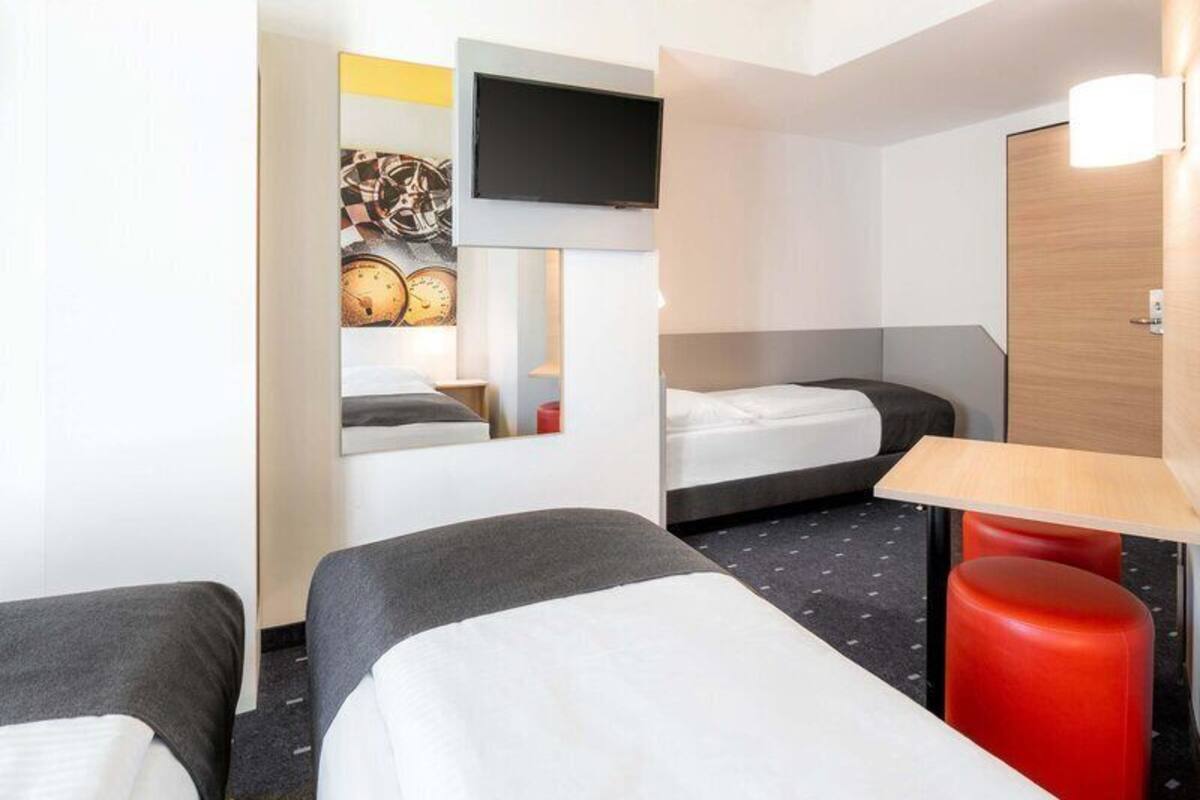 Triple Room | Desk, soundproofing, free WiFi, bed sheets