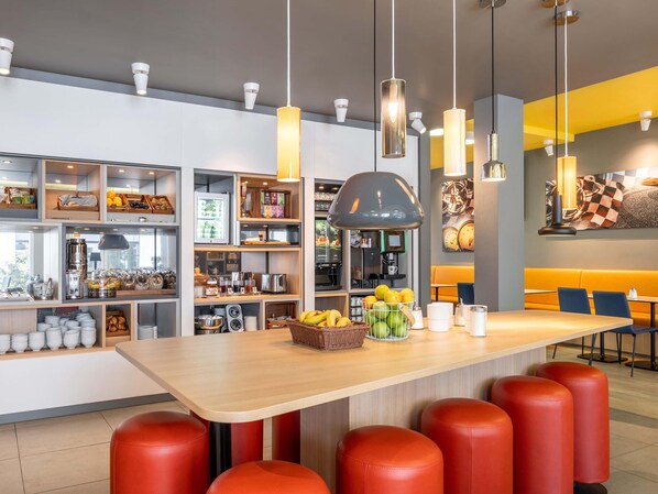 Bar (on property) - B&B Hotel Stuttgart-Zuffenhausen (Stuttgart)