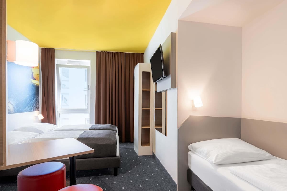 Dreibettzimmer | Schreibtisch, schallisolierte Zimmer, kostenloses WLAN, Bettwäsche