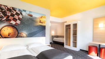 Desk, soundproofing, free WiFi, bed sheets
